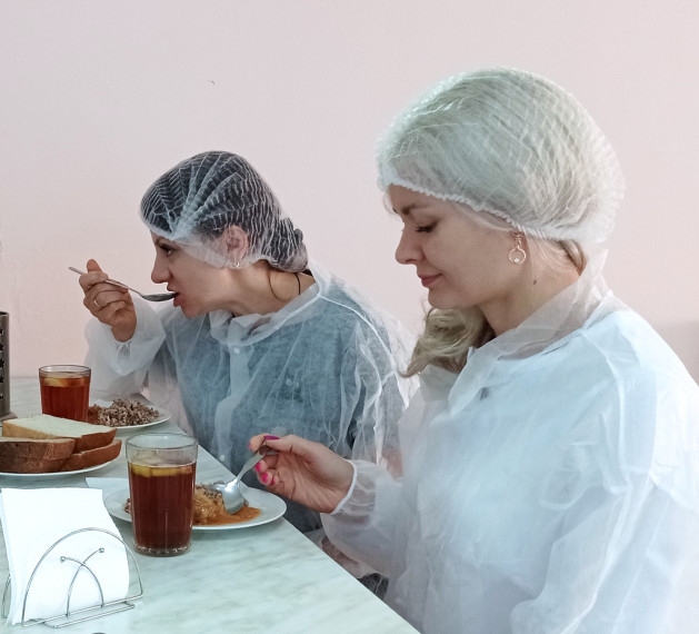 Родители дегустируют блюда школьной столовой.